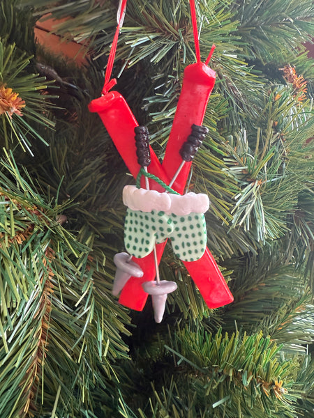 ￼ snow skies with green gloves